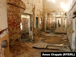 Разрушающееся здание на авиабазе Миловице