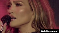 Выступление Дженнифер Лопес в Алматы с кузнечиком на шее. Скриншот с видео со страницы On The JLo в Instagram