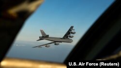 Aeroplani luftarak B-52. 