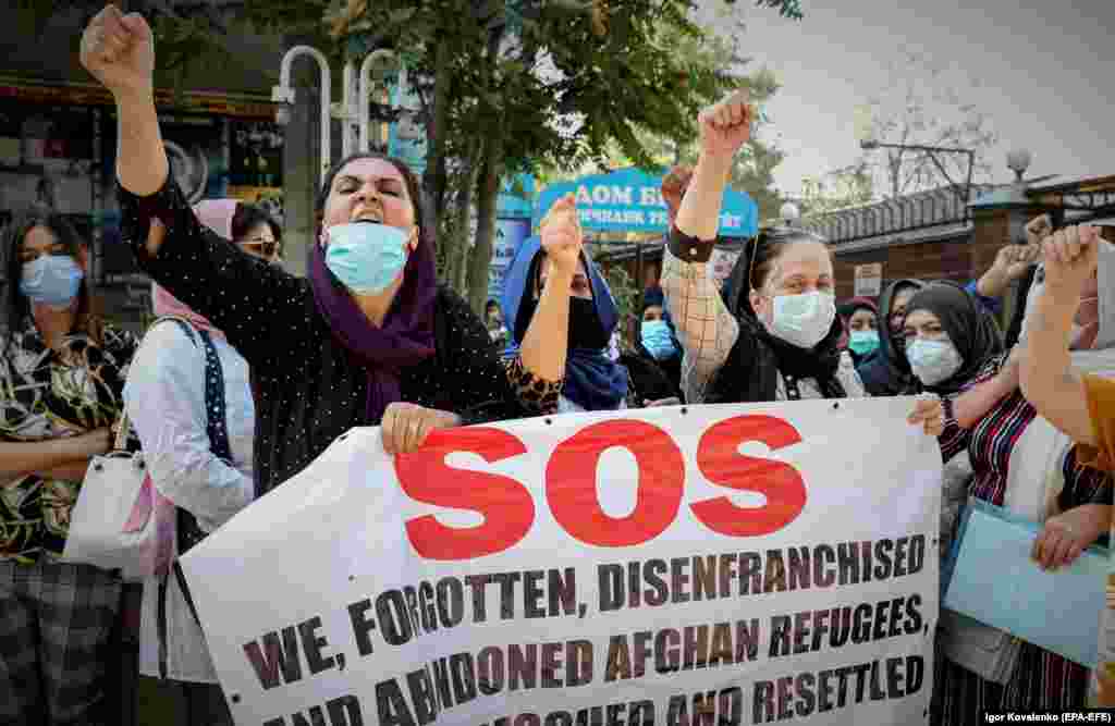 Afganistanske izbjeglice u glavnom gradu Kirgizije, Biškeku, protestuju zbog svoje situacije ispred američke ambasade 25. augusta.