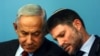 Premierul israelian Benjamin Netanyahu (stânga) și ministrul israelian de finanțe, Bezalel Smotrich