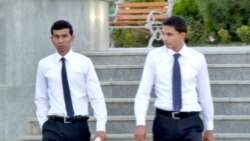 Türkmenistanyň 'çuňlaşdyrylan student problemasy' ykdysadyýeti synaga salýar