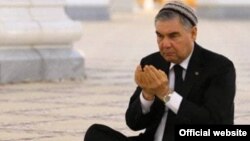 Президент спустя семь дней после смерти отца появился в тахье.