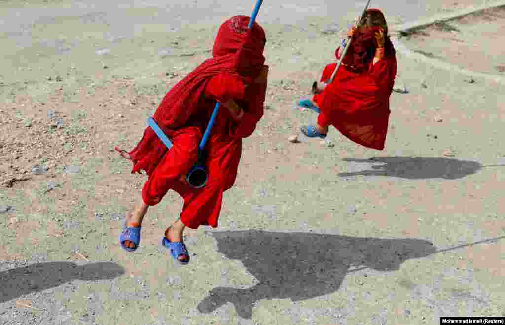 Vajzat afgane duke mbuluar fytyrat e tyre teksa luhateshin gjatë ditës së parë të Kurban Bajramit. (Kabul, 11 gusht 2019)