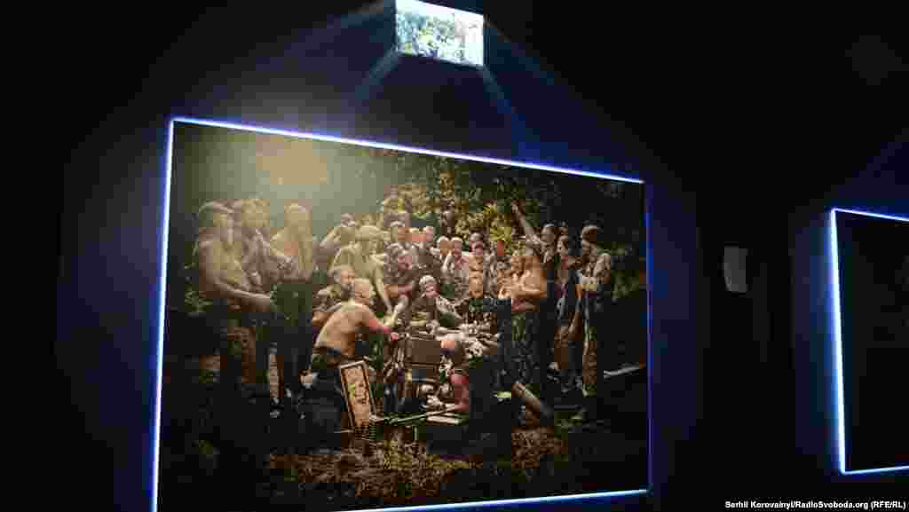 Висвітлюючи події Революції гідності та військові дії на Донбасі, Юрій зіткнувся із необізнаністю французів про події в Україні. За допомогою світлин за мотивами кращих західних митців фотограф вирішив привернути увагу іноземців до українських реалій