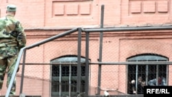 НПО считают, что если "блатной" менталитет вновь окрепнет, это станет большой опасностью для государственности в целом: он может распространиться из тюрьмы на всю страну