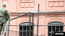 Согласно заявлениям адвокатов, условия содержания в тюрьме нарушают третью европейскую конвенцию – то есть, заключенные подвергаются пыткам