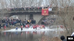 Инцидент при скокањето по светиот крст во реката Брегалница во Штип