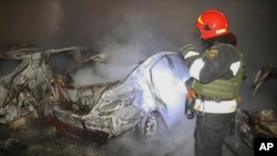 Украинанын өрт өчүрүүчүлөрү Днепр шаарында Орусиянын дрону тийген үйдө чыккан өрттү өчүрүүдө. 6-январь, 2024-жыл. 