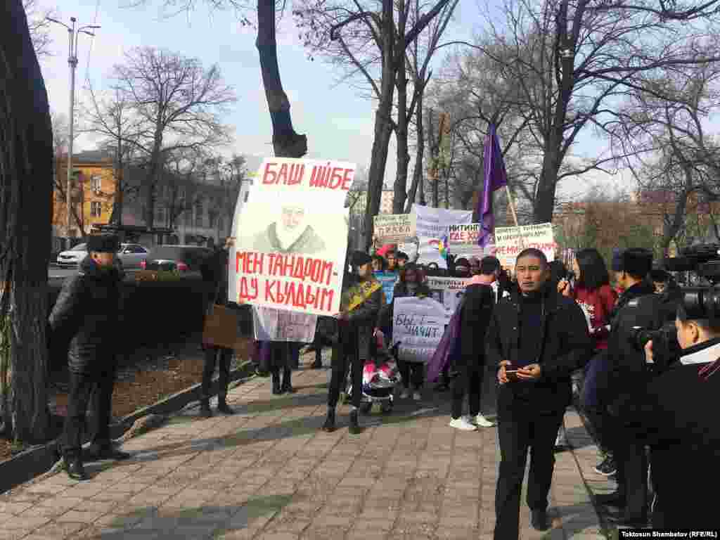 Чогулгандар &quot;Россия&quot; кинотеатрынын жанынан баштап Курманжан Датканын айкелине чейин жөө барышты.&nbsp;