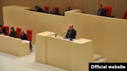 ფინანსთა მინისტრი ნოდარ ხადური პარლამენტში ბიუჯეტის წარდგენისას. 20 დეკემბერი 2012 წ.