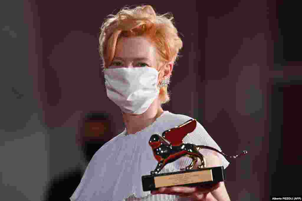 Aktorja britanike, Tilda Swinton në tepihun e kuq, tregon para fotografëve çmimin për Arritje Jetësore.