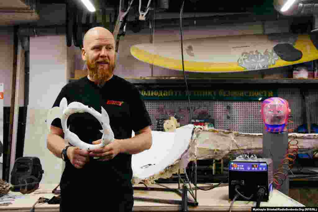 Спочатку планувалось, що скульптура буде до 3 метрів, але монет принесли дуже багато