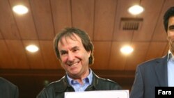 کریس دی برگ در نشست خبری با خبرنگاران در تهران.(عکس: فارس)