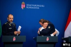 Búcsú az operatív törzs utolsó napi sajtótájékoztatóján. Müller Cecília országos tiszti főorvos és Gál Kristóf rendőrségi szóvivő öleli át egymást, balról Kiss Róbert rendőr alezredes