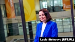 A belarusz ellenzéki vezető, Szvjatlana Cihanouszkaja a Szabad Európa prágai központjában 2021. június 8-án