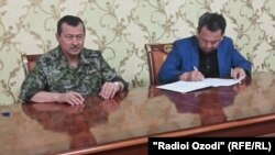 Саймумин Ятимов (слева) и Омурбек Суваналиев 