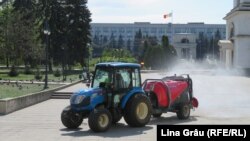 Dezinfecție în scuarul Catedralei din Chișinău, înaintea sărbătorilor de Paște, aprilie 2020