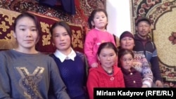 Асел Абдылдаева жолдошу Бакыт жана балдары менен. 