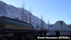 Гульча: сторонники Келдибекова перекрывают автотрассу