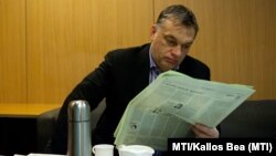 Orbán Viktor miniszterelnök újságot olvas a Magyar Rádió stúdiójában 2013. február 15-én.