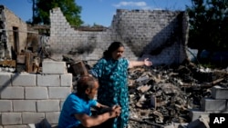 Настасия Владимировна показва какво е останало от къщата й в Мостишче, Украйна, на 6 юни 2022 г.