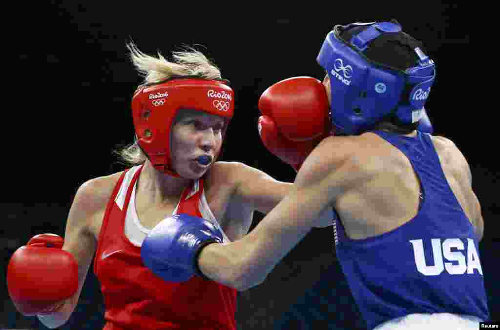 Росіянка Анастасія Белякова і Мікаела Маєр зі США під час чвертьфіналу з боксу серед жінок у вагової категорії до 60 кілограмів