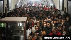 Oamenii se adăpostesc într-o stație de metrou în timpul unei alarme de raid aerian la Kiev, pe 20 decembrie.