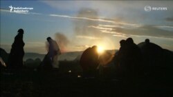 Migranții se luptă cu umezeala și frigul la Idomeni