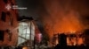 Clădiri avariate și în flăcări după un atac asupra orașului Kremenchuk/Ucraina, pe 6 iunie