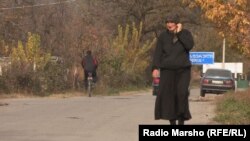 В нескольких селах, разбросанных по Панкисскому ущелью, проживают от десяти до двенадцати тысяч человек. Однако газа здесь нет и никогда не было, а потому жители ущелья круглый год вынуждены запасать дрова