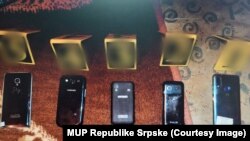 Zaplijenjeni mobilni telefoni od osumnjičenih za zloupotrebu djece za pornografiju, Banjaluka, 18. novembar 2024. godine