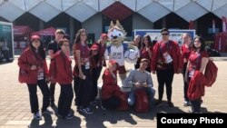 Чынара Суйменалиева башка ыктыярчылар менен Москвада. 