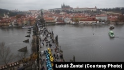 Поштівки з Праги для всіх сміливих людей в Україні (фотогалерея)