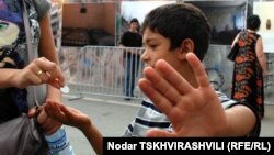 Дети, оказавшиеся на улице, пытаются заработать, как могут – большинство из них попрошайничают. Причем, начав однажды, отказаться от этого порой они не могут даже при желании