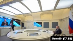 Президент Росії Володимир Путін у Москві слухає президента США Джо Байдена, коли той виступає на онлайн-саміті щодо клімату, 22 квітня 2021 року
