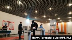 Кезексиз президенттик шайлоо жана мамлекеттик башкаруу формасын аныктоочу референдум учуру. 