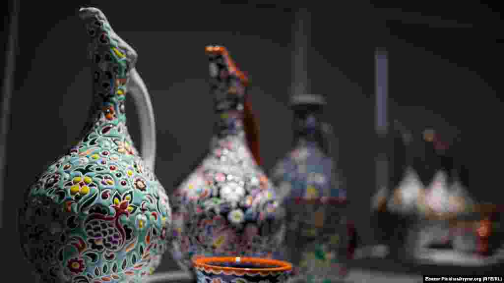 Urcioare din lut bogat decorate cu simboluri ornek. Alături de crearea articolelor de artă ornek și&nbsp; înțelegerea simbolismului artei a fost inclusă pe lista UNESCO. &nbsp;