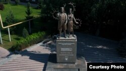 Коронавирустан каза болгон медицина кызматкерлерине жана медициналык окуу жайлардын студенттерине арналган айкел.