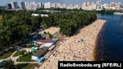 Люди рятуються від спеки в Гідропарку, Київ, липень 2021 року