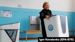 Бишкектеги шайлоо участокторунун биринде урнаны орнотуп жаткан жумушчу аял. 2-октябрь. Кыргызстанда кезектеги парламенттик шайлоо быйыл 4-октябрда өттү. Анын баштапкы жыйынтыгына нааразы он чакты саясий партия Бишкекте митинг уюштуруп, акция башаламандык менен бүткөн жана өлкөдө бийлик күтүүсүз алмашкан. Борбордук шайлоо комиссиясы шайлоонун жыйынтыгын жокко чыгарды.