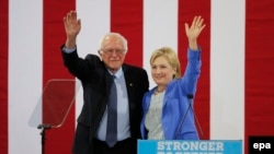 Hillary Clinton dhe Bernie Sanders