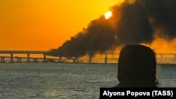 Керченский мост в дыму по время пожара 8 октября 2022 года 