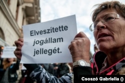 Lakatos Jutka A Város Mindenkié csoport egyik aktivistája. Harminc évig élt az utcán, sátorban, végül kunyhóban