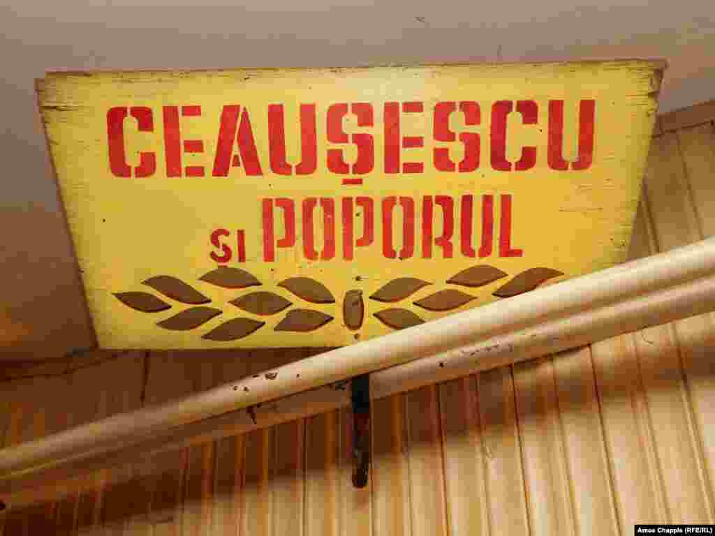 Вивіска з написом &laquo;Чаушеску і народ&raquo;, загальне гасло епохи. Міхайта сказав Радіо Свобода, що після повалення комуністичного режиму румуни прагнули знищити реліквії, пов&#39;язані з ненависним правителем. &laquo;Я пам&#39;ятаю, як в 90-х роках в школах ми кидали у вікно картини Чаушеску. Ми хотіли фізично позбутися минулого&raquo;