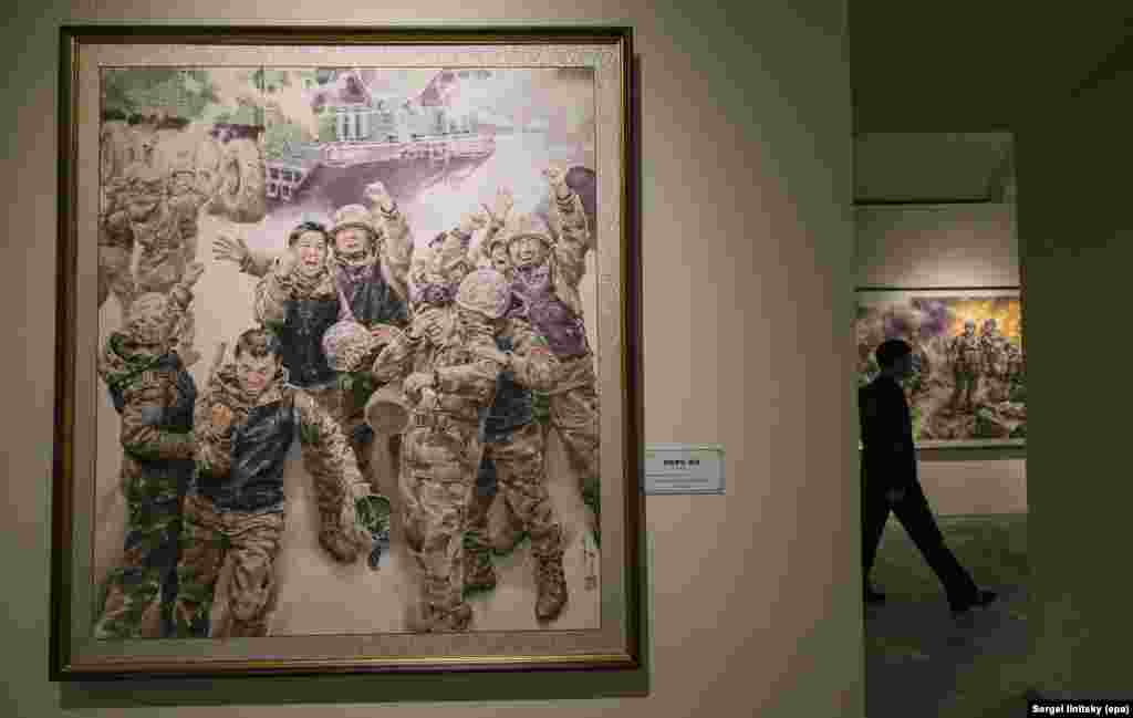 Картина під назвою «Захват від великої вдачі».Як Москва, так і Пхеньян спочатку заперечували повідомлення південнокорейської розвідки про те, що північнокорейські війська воюють на боці Росії у Курській області. Речник Кремля Дмитро Пєсков тоді назвав ці повідомлення «черговою фейковою новиною»