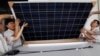 Күндөн энергия алган батареяларды чыгарган компаниянын жумушчулары. 