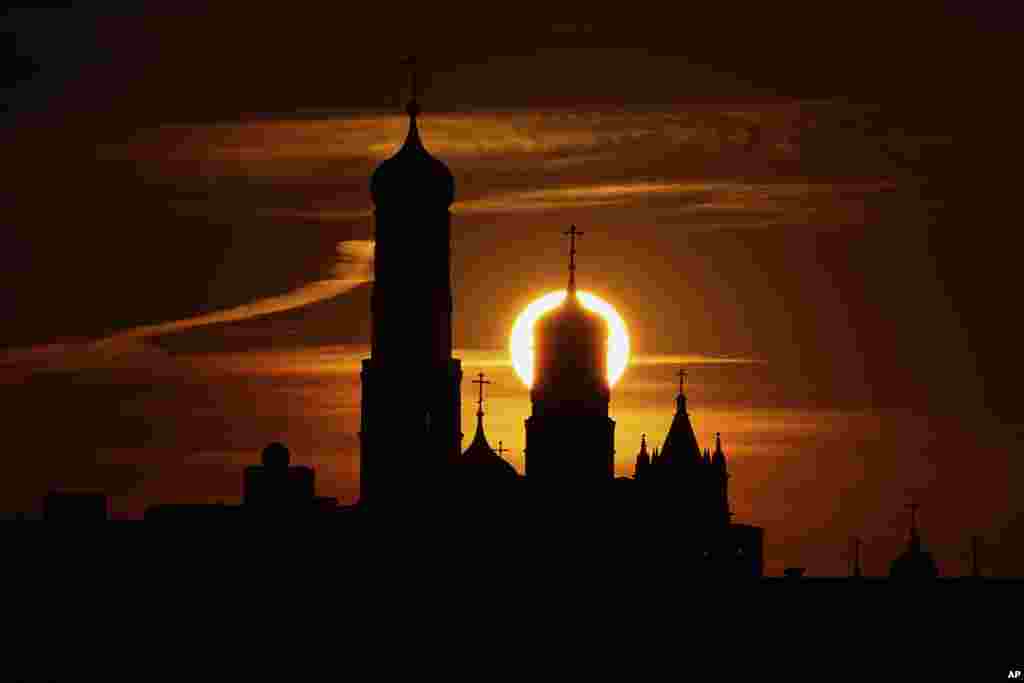 Солнце садится над Кремлём в Москве, Россия, 14 апреля. AP Photo/Pavel Bednyakov