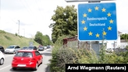Automobil prolazi pored njemačkog graničnog znaka nakon ponovnog otvaranja granica u Weil am Rhein-u, 15. juna 2020.