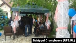 Фото с места проведения мероприятия ЛГБТ-сообщества.